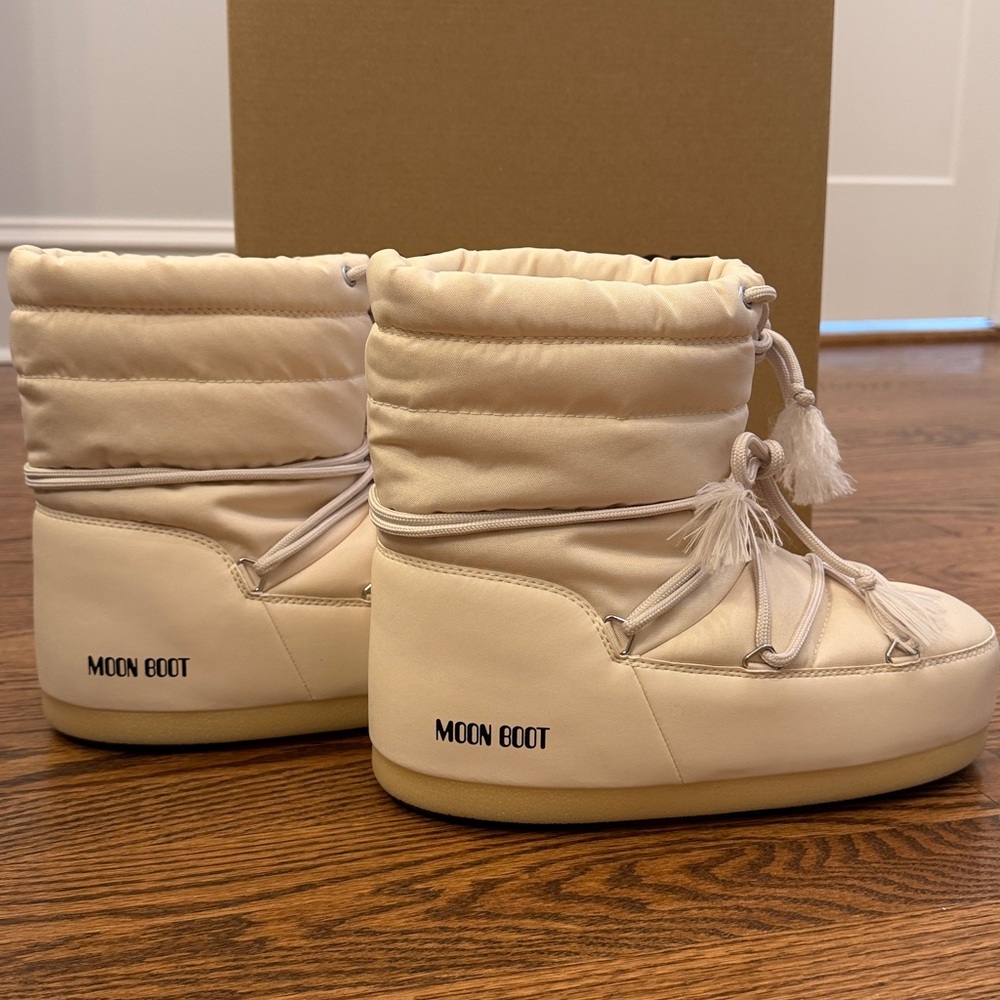 Brand New with Box Moon Boots Cream Short EU 41/42 - Picture 4 of 8